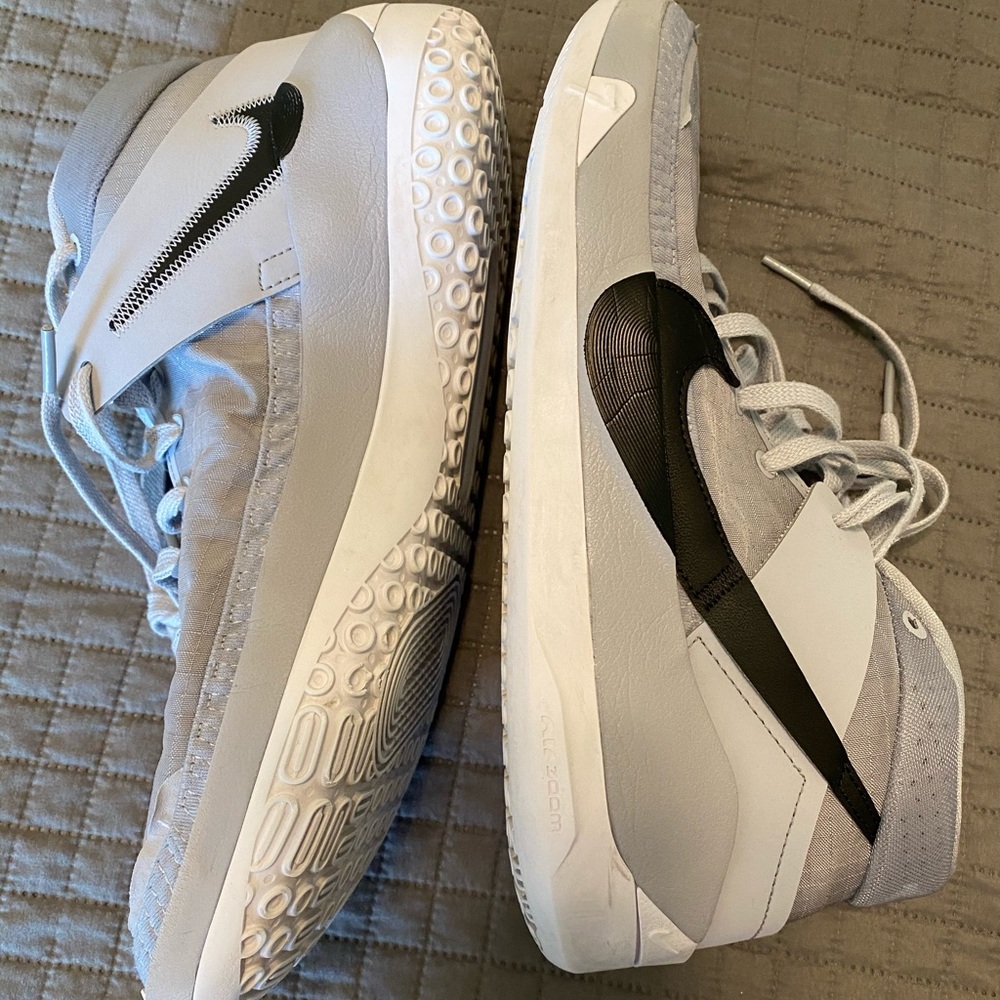 KD basketball shoes! size 11 in men’s!